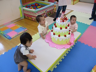 ケーキに集まる子どもたち