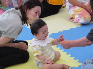 飛び出すおもちゃを見て笑顔のベビーちゃん