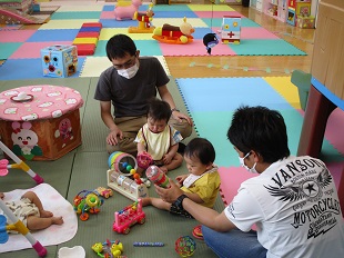 月齢が同じ子同士、パパ同士で会話しているようす