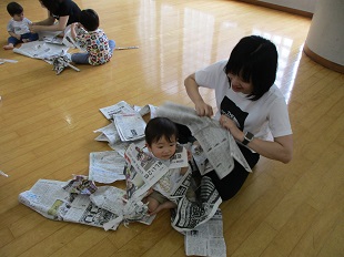 新聞紙の山にうもれるお友だち