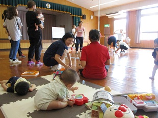 アジャタを楽しむママたちと、子どもを見守るママたち