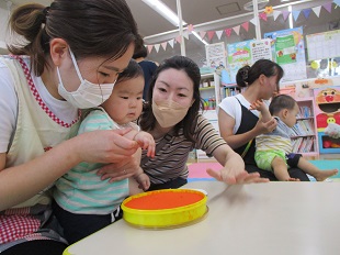 親子で手形をとっているようす