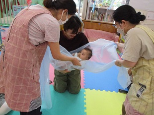 ママの腕に抱っこされるベビーちゃん