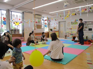 救急救命士の話を真剣に聞いているママたち