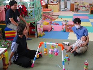 先輩夫婦から指導をうける新人パパ。