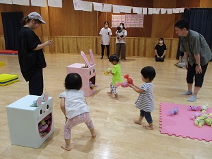 うさぎにキャンディーを食べさせているお友だち