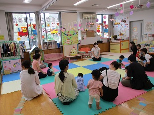 誕生者の紹介のようす