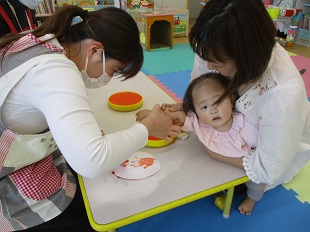 手形をとっているようす