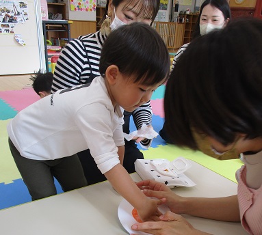 スタンプ台で手形を取るようす