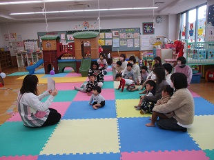 紙芝居をみている親子のようす