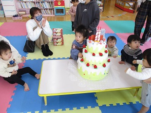 誕生日ケーキに集まっているお友だち