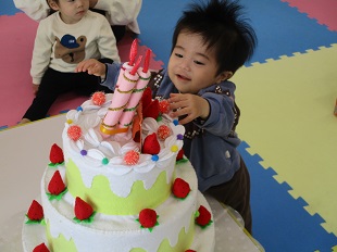 ケーキの飾りを触っているベビーちゃん