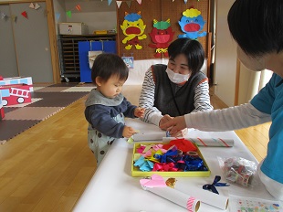 親子で製作している様子