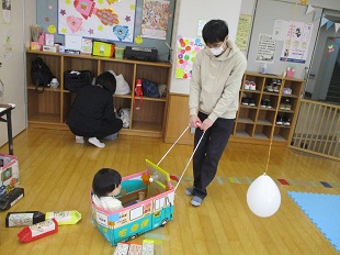 電車ごっこで遊ぶ親子