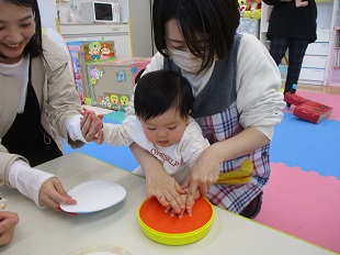 手形をとるベビーちゃん