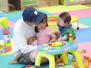 パパに抱っこされて遊ぶおともだち