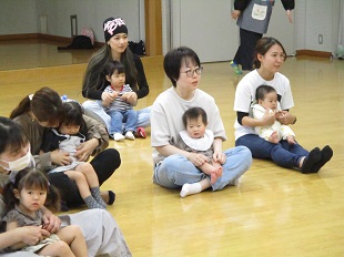 親子で手遊びしているようす