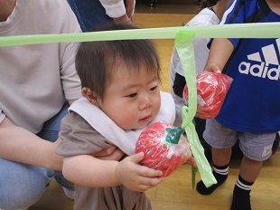 イチゴを握っているベビーちゃん
