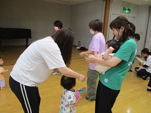 名刺を交換しているところ