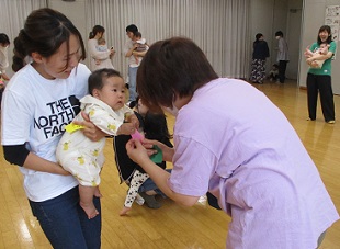 名刺を返却するようす