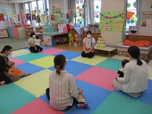 誕生会での自己紹介のようす