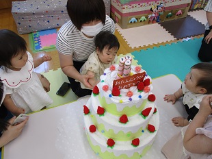 ケーキに集まってくるおともだち