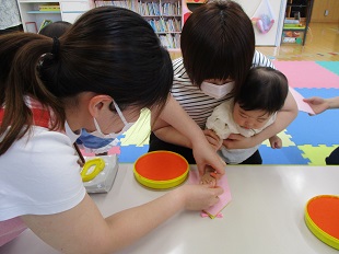 手形をとっているおやこのようす