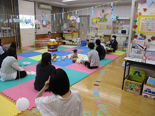 熱心に話を聞くママたち