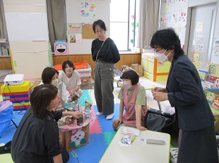 先生に質問している様子
