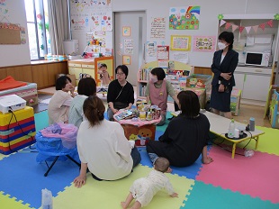 先生に質問しているママたち