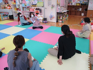 絵本の読み聞かせ読み聞かせの様子