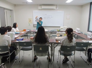 作り方の説明をしている先生