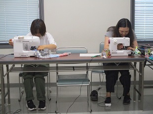 ミシンに夢中のママたち