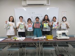 バッグを片手に記念撮影