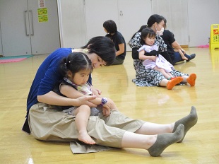 親子体操を楽しんでいるようす