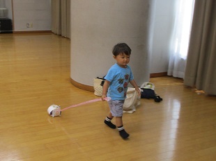 かたつむりをおさんぽさせているおともだち