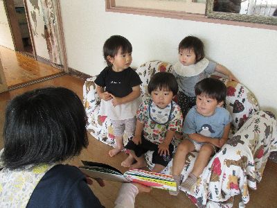 絵本読み聞かせ