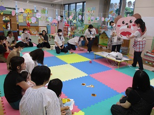 熊の絵で歯磨きの仕組みを説明する実習生