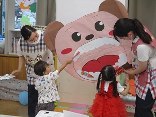 子どもたちと一緒に歯磨きのシミュレーションをしているようす