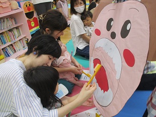 親子で歯磨きのシミュレーションをしているようす