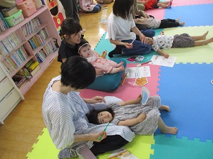 仕上げ磨きの練習のようす