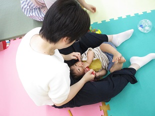仕上げ磨きの練習をするベビーちゃん