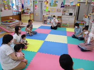 絵本の読み聞かせの様子
