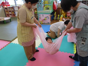 シフォンのゆりかごを楽しむ親子