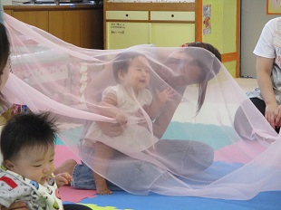 シフォンでいないいないばあをしているベビーちゃん
