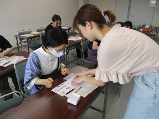 質問に答えているようす