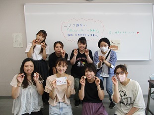 作品をもって集合写真