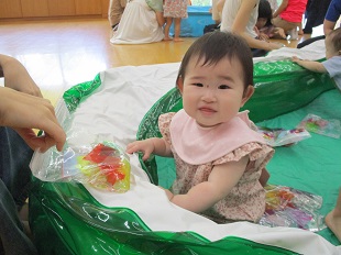 感触を楽しむベビーちゃん