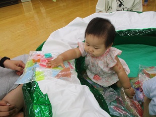 水の入ったジップロックの感触を楽しむベビーちゃん