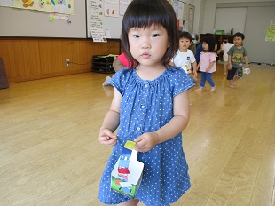 作品を手にするお友だち